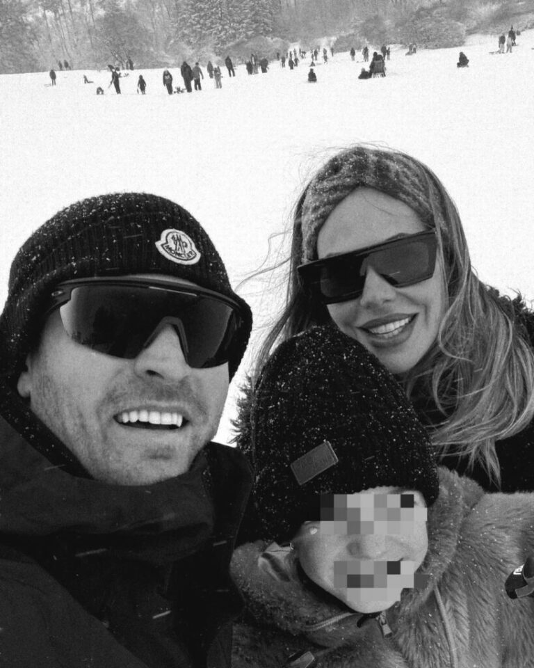 Ilary Blasi a Francoforte con la figlia Isabel da Bastian Muller: le tenere immagini dei tre sullo slittino, guarda